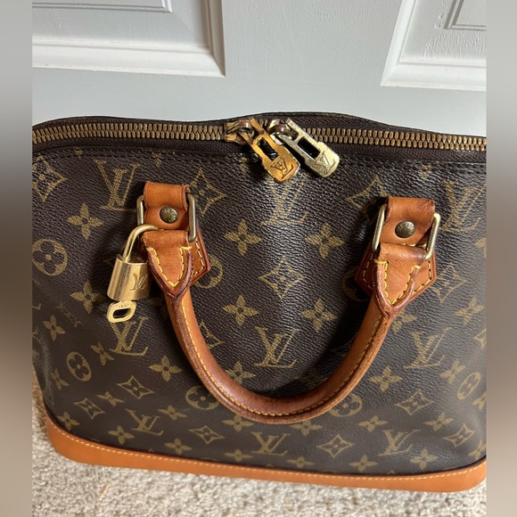 Louis Vuitton Monogram Alma handbag with bonus wallet! - Picture 5 of 15